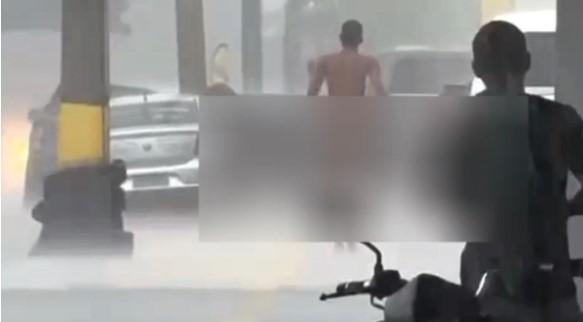 Homem anda pelado na rua durante a chuva em Goiânia