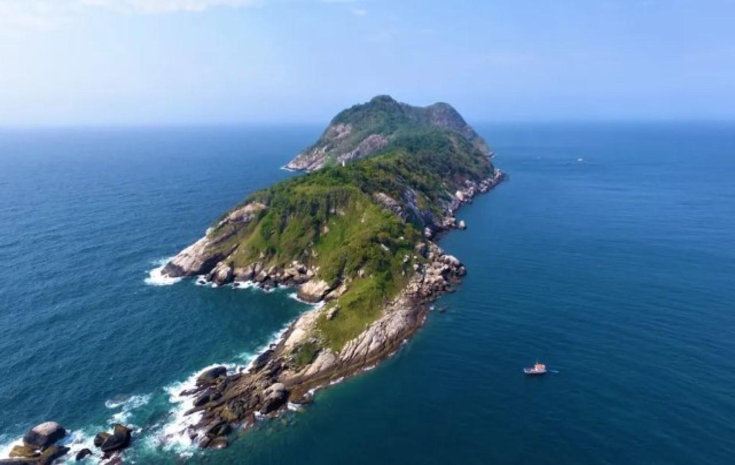 Como é a ilha das cobras e como ela entrou no radar do maior influencer do mundo