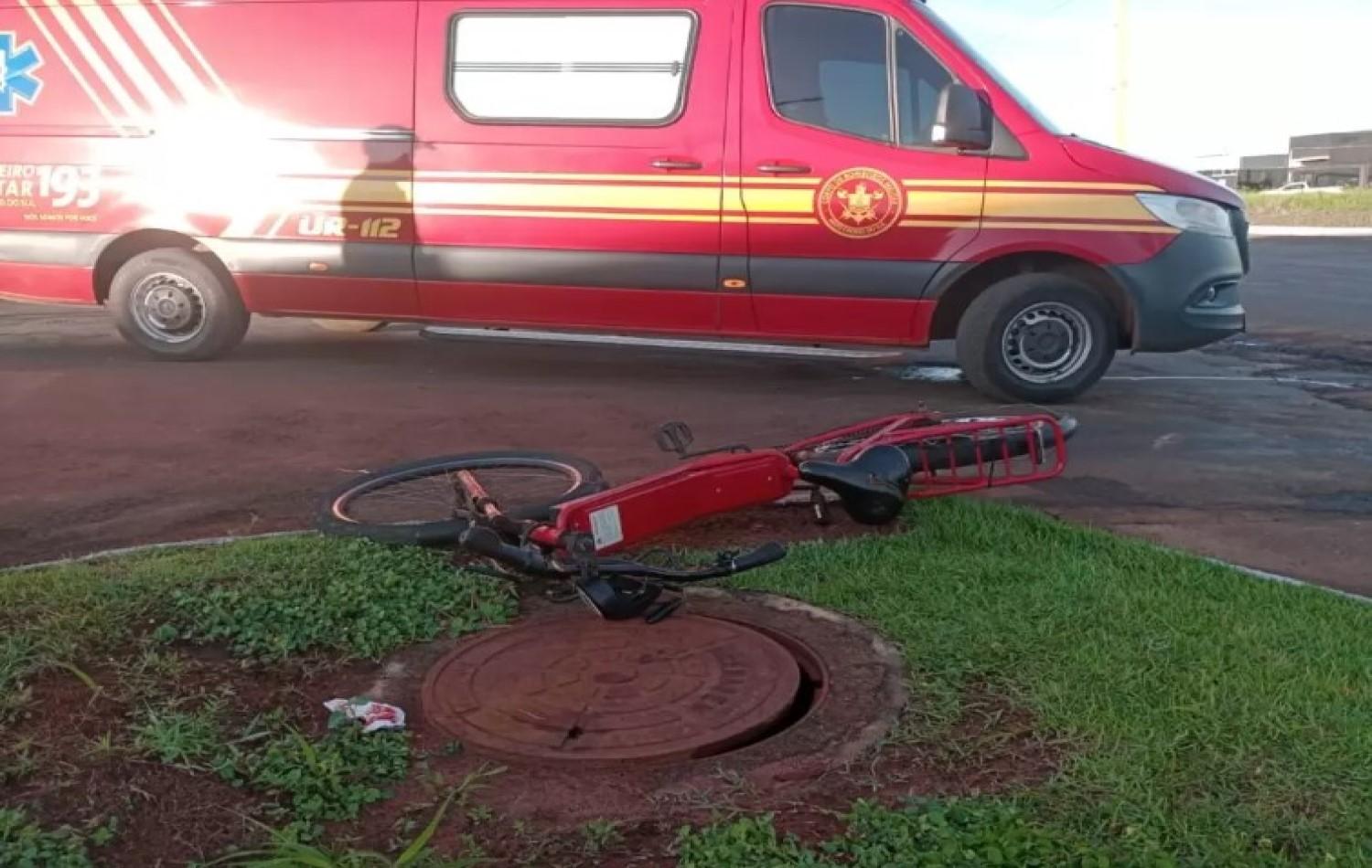 Mulher fica ferida ao sofrer acidente entre bicicleta elétrica e ônibus em Chapadão do Sul