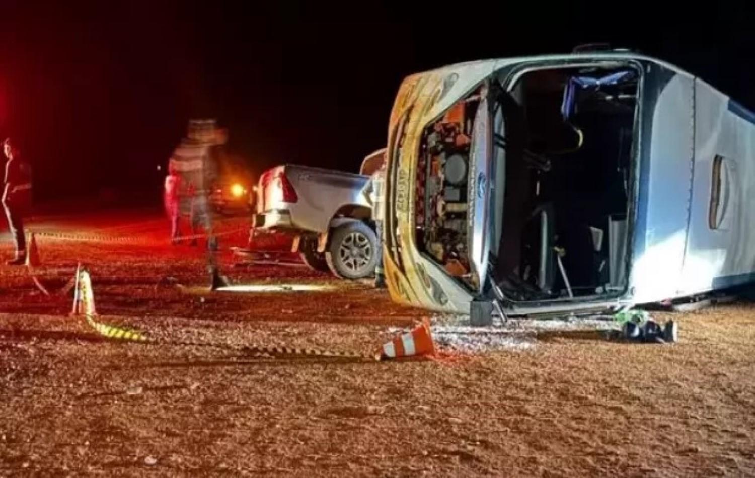 Batida violenta faz ônibus tombar e deixa vários trabalhadores feridos, a cerca de 265 quilômetros de Campo Grande