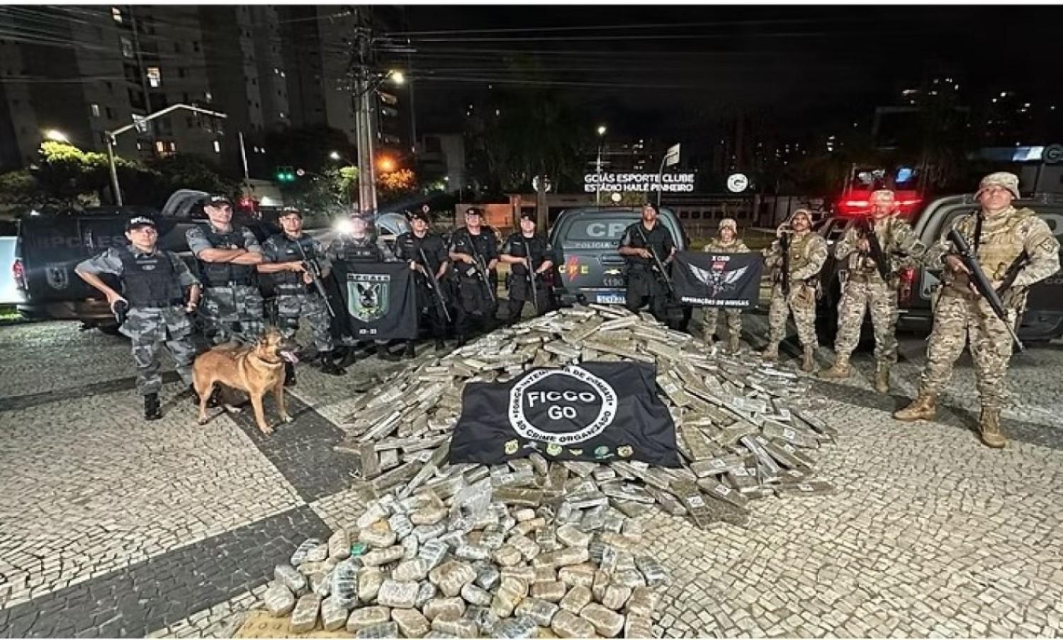 GO: PM apreende arsenal e quase 2 toneladas de maconha escondidas em máquina agrícola
