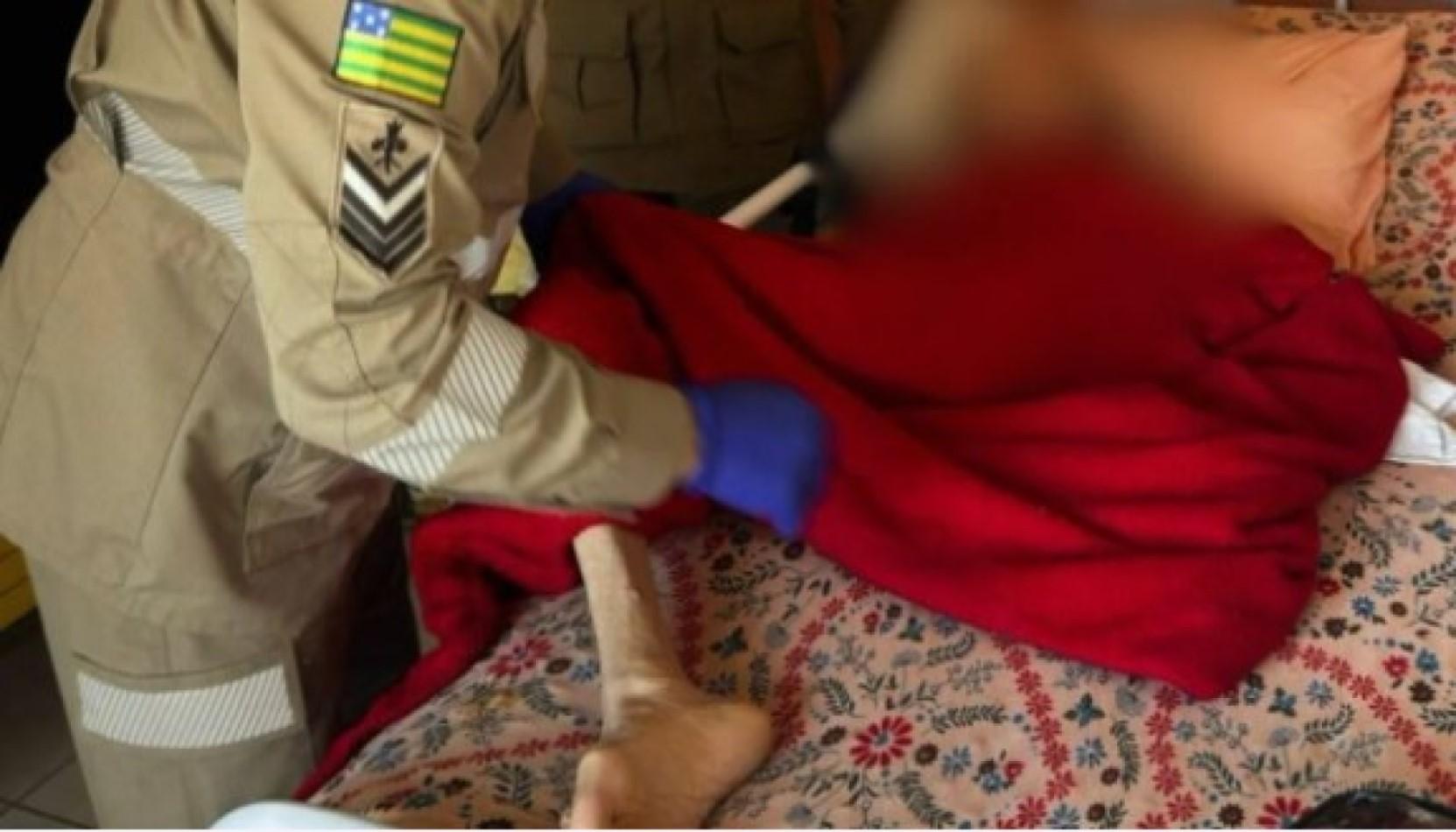 Homem é preso por deixar a mãe idosa amarrada na cama e sem comida, em Goiânia