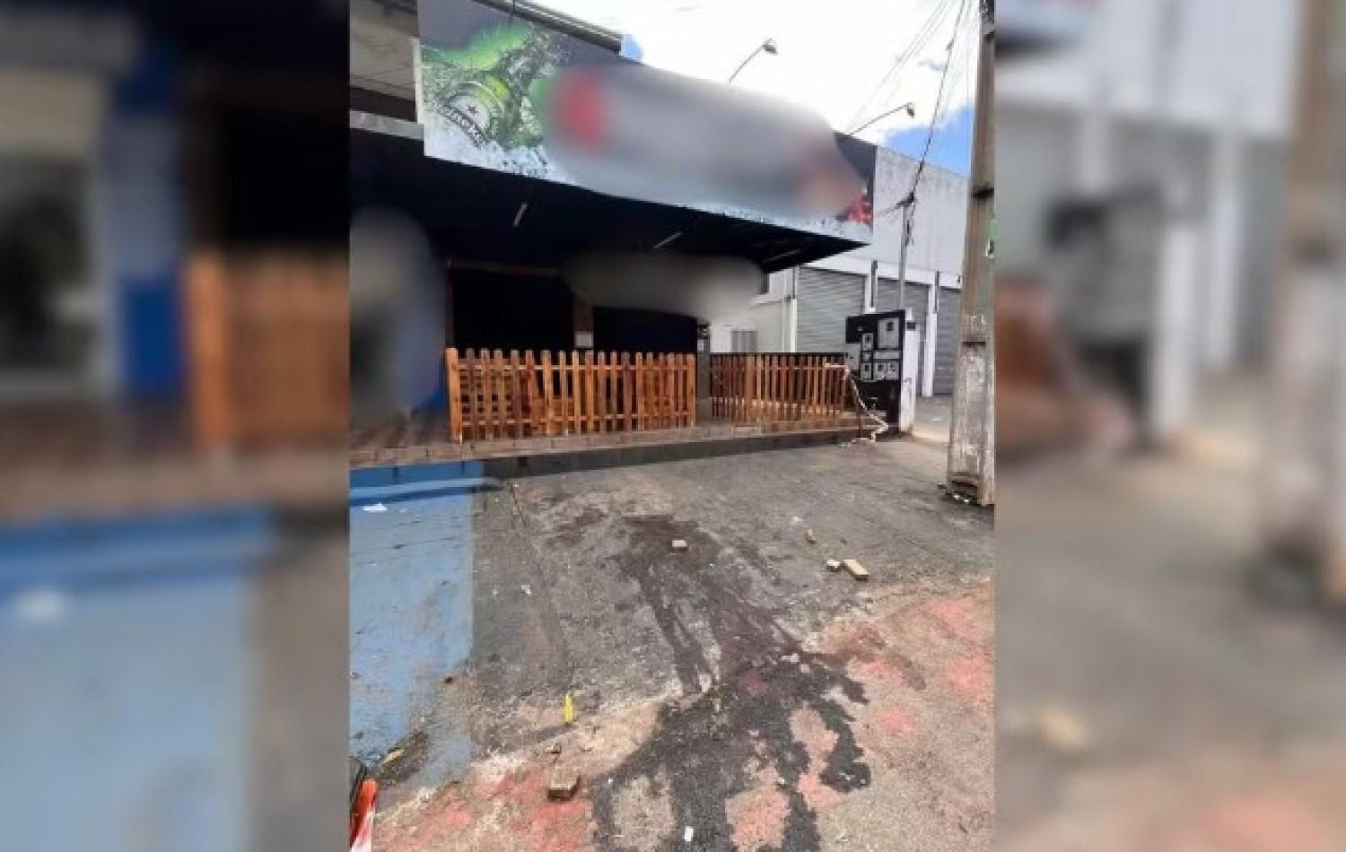 Jovem é morto a facadas na frente da mãe em praça, diz polícia