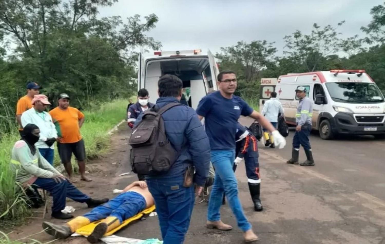 Ônibus com vários trabalhadores cai de cima de ponte em Figueirão