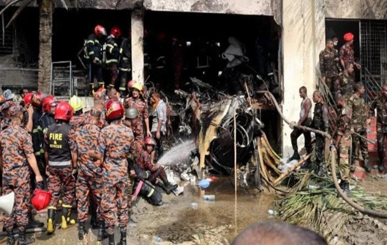 Avião da Força Aérea de Bangladesh cai em universidade e deixa pelo menos 19 mortos