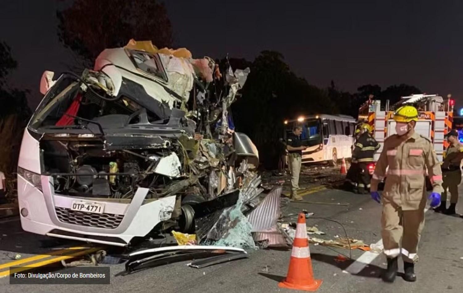 Colisão entre caminhão e micro-ônibus deixa mortos na BR-153 em Goiás