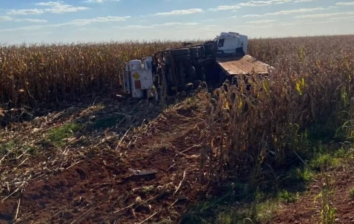 Durante ultrapassagem, caminhão prancha colide em trator e ambos vão parar em lavoura de milho em Chapadão do Céu