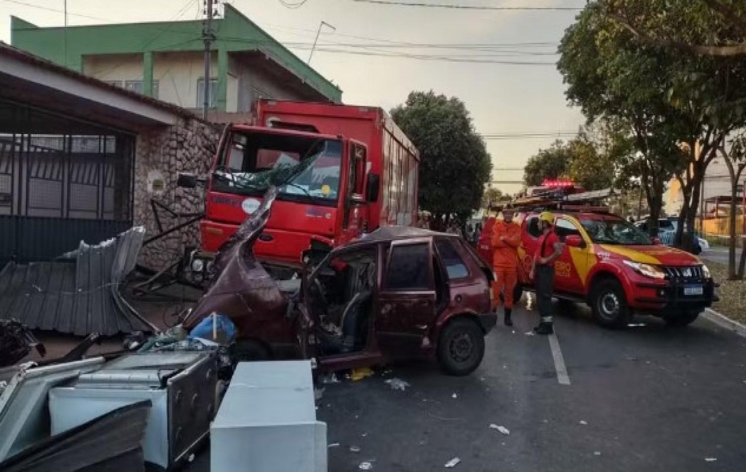 Uma pessoa morre e seis ficam feridas após carro atravessar avenida e ser atingido por caminhão
