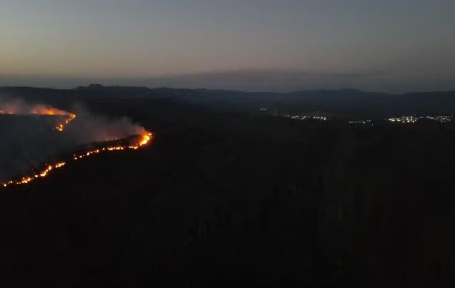 Incêndio na Chapada dos Veadeiros: cerca de 100 pessoas se revezam 24 horas para evitar que fogo chegue a parque naciona
