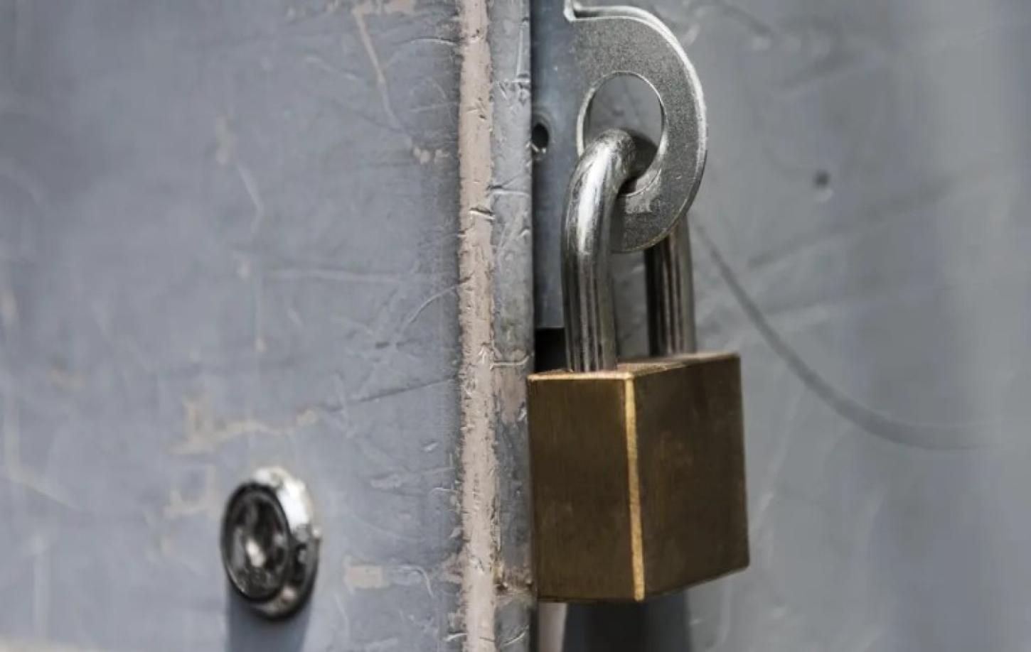 Justiça garante direito de idosa à própria casa após parentes trocarem cadeado, em Goiânia