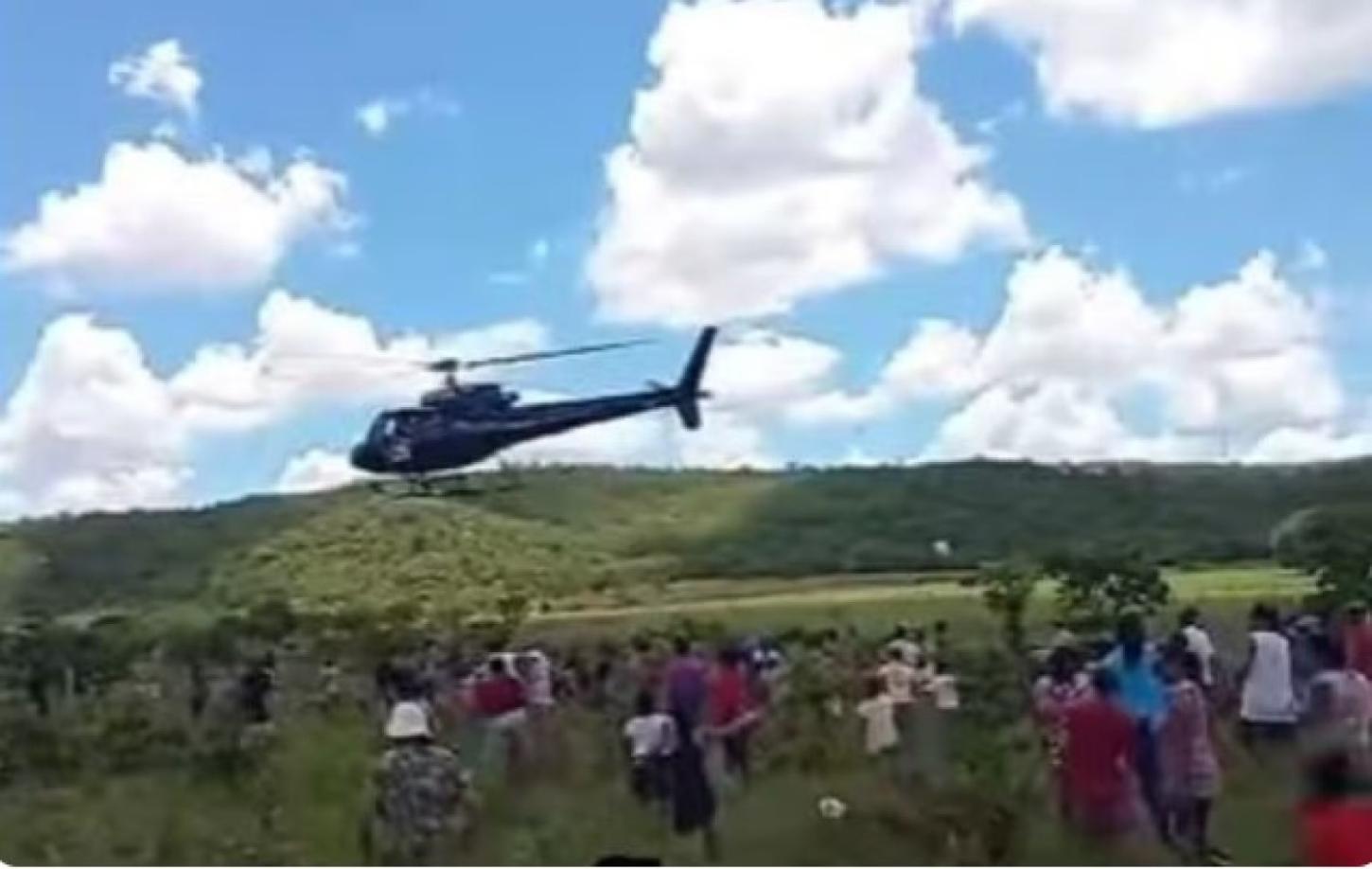 Helicóptero de frigorífico joga carne para moradores em Aparecida de Goiânia