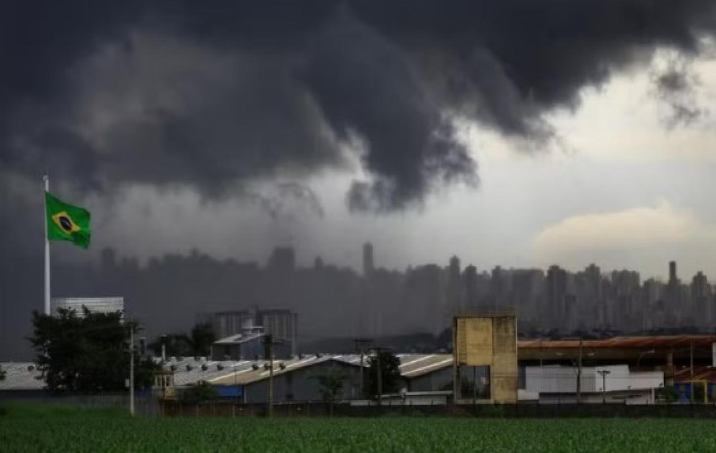 Chuvas intensas e risco de tempestade devem aumentar com corredor de umidade, diz Cimehgo