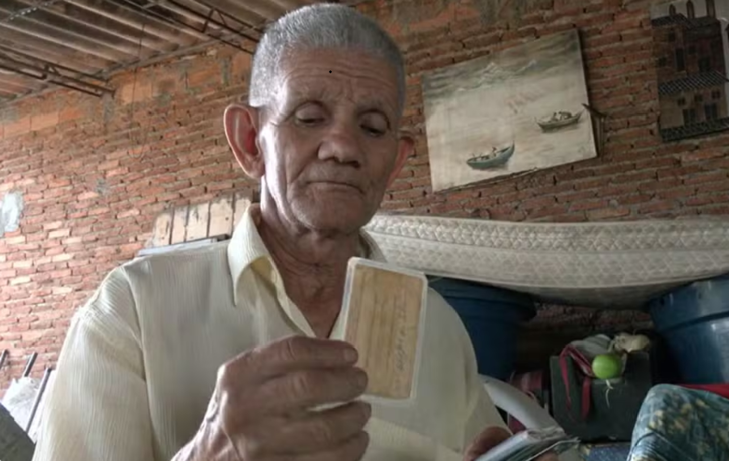 Idoso dado como morto pela 2ª vez segue sem receber aposentadoria e faz bicos para sobreviver em Goiás