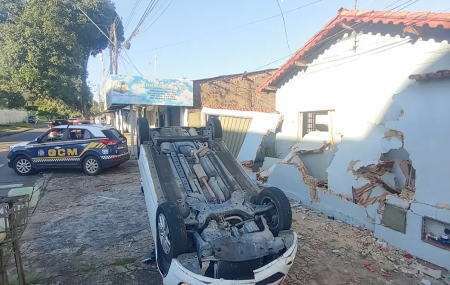 Motorista bêbado perde controle, destrói muro e invade casa em Goiânia