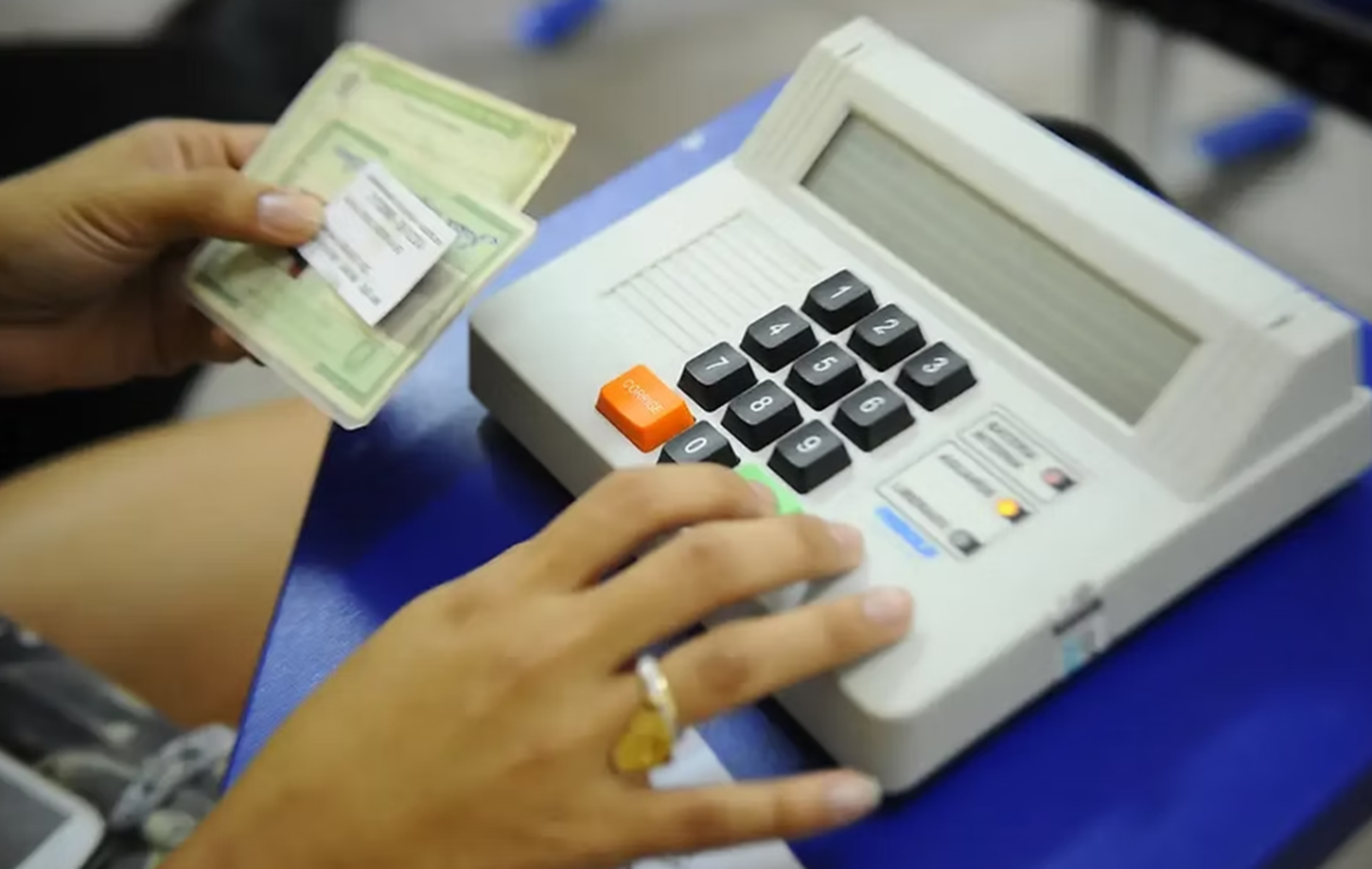 O pequeno príncipe Benson está doente.  Seu pai é o rei Micanor, autoproclamado último monarca do Caribe. Ele é o senhor