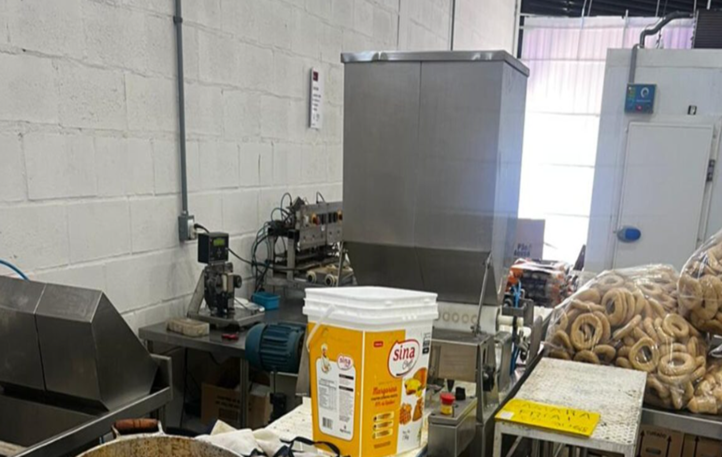 Operação integrada prende dono de estabelecimento por comercialização de alimentos impróprios ao consumo em Inhumas