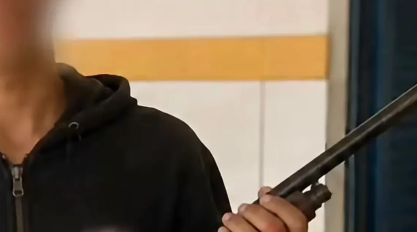 Adolescente efetua tiro com espingarda dentro de colégio estadual em Turvânia