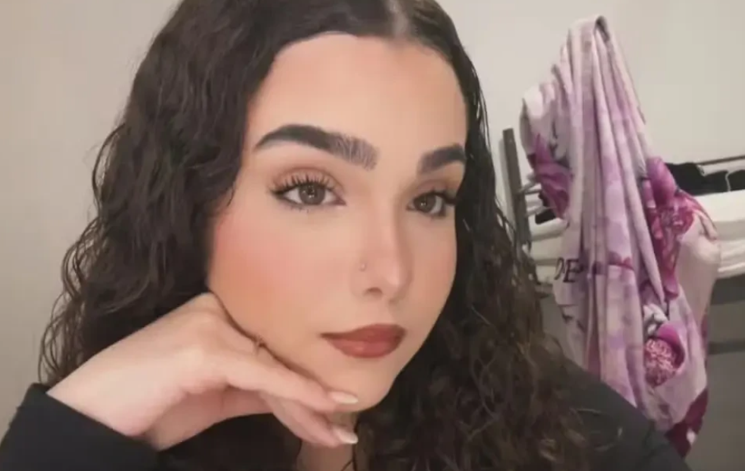 Adolescente goiana que desapareceu na França após sair do estágio estuda e faz bicos de babá, diz irmã