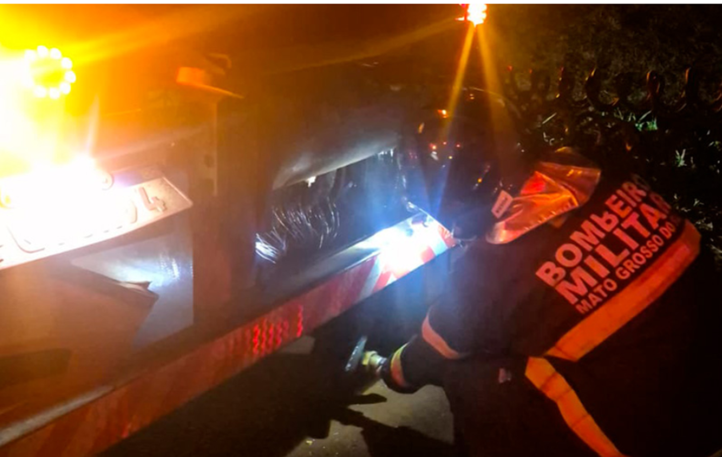Bombeiros controlam princípio de incêndio em carreta carregada com bezerros em Chapadão do Sul
