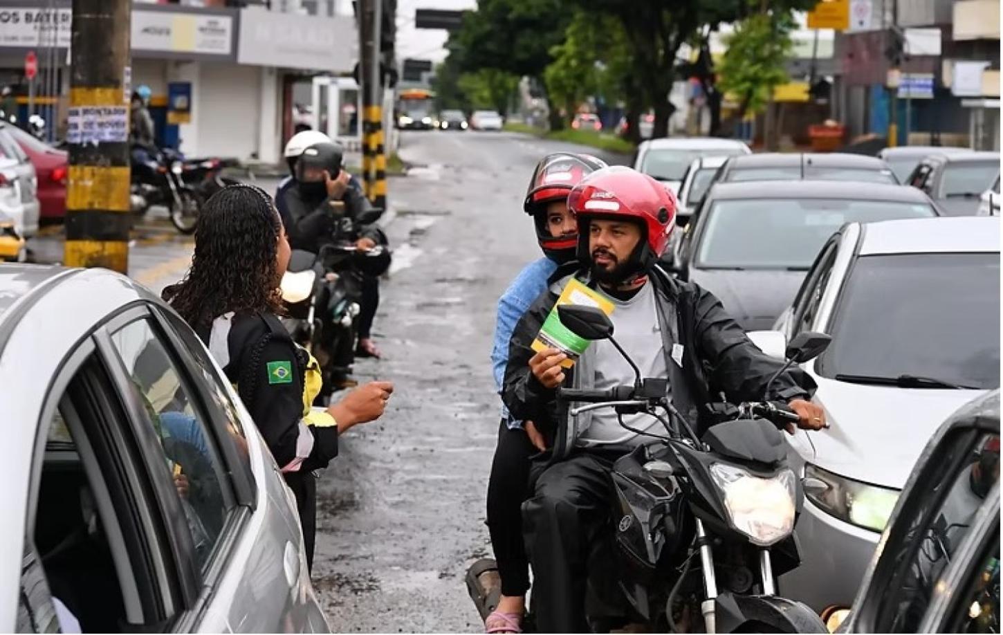 Uso irregular do capacete rende mais de 2,3 mil multas em Goiânia
