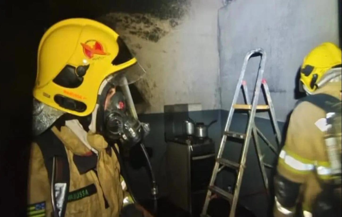 HOMEM É RESGATADO DE DENTRO DE BANHEIRO DURANTE INCÊNDIO EM RIO VERDE