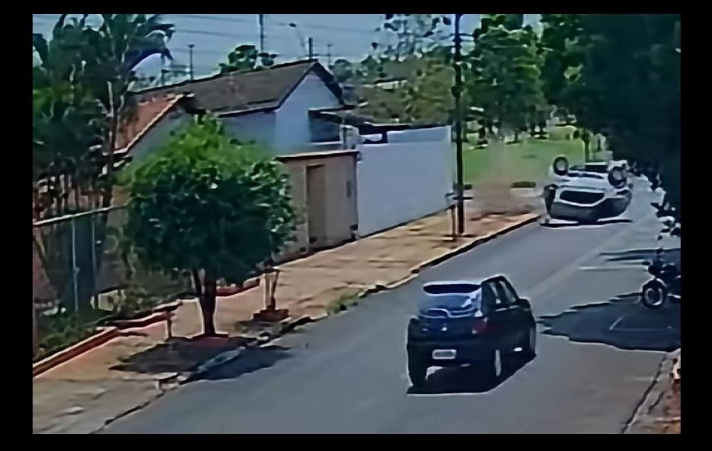 IMAGENS IMPRESSIONANTES MOSTRAM MOMENTO EM QUE VEÍCULO CAPOTA E PARA EM PÉ APÓS COLISÃO EM JATAÍ