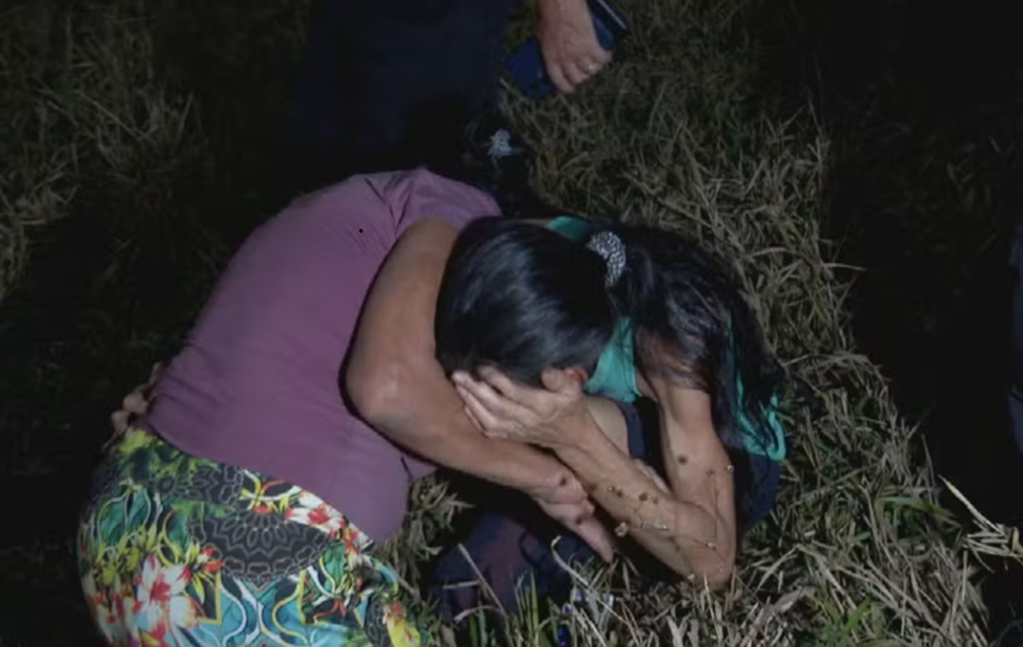 Mãe de homem que tinha sumido após acidente se desespera ao chegar ao local onde ossada foi achada