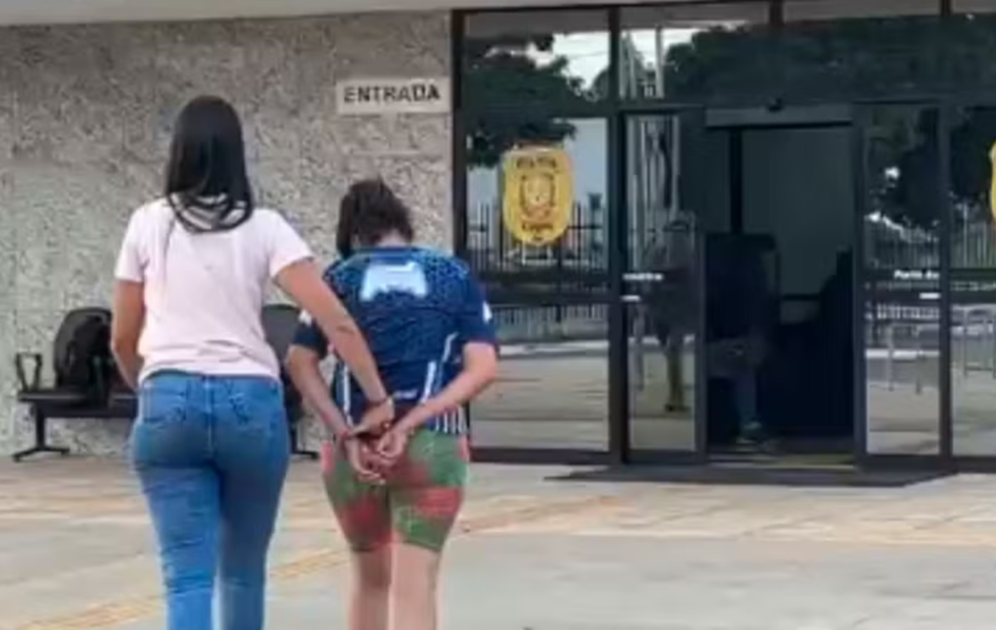 Mãe condenada por matar o filho de 2 anos por se parecer com o pai é presa